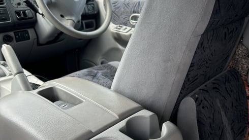 Bonnie – Mazda campervan met 3 slaapplaatsen uit 2002