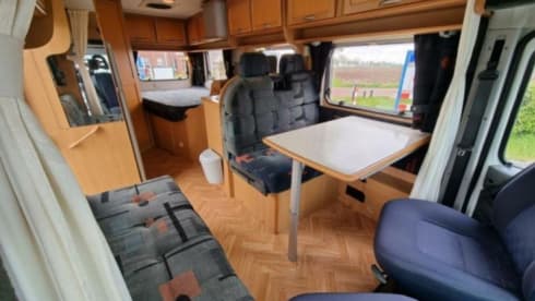 Mooie ruime camper, een trouwe bus – 4p McLouis semi-integrated uit 2003