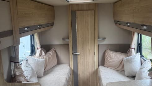 Cezar&Cleo – Eldis Majestic 185 , 4 Berth and 4 belt