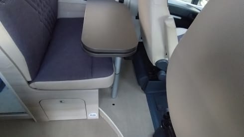Compacte camper met fietsendrager handig voor een weekendje met 2