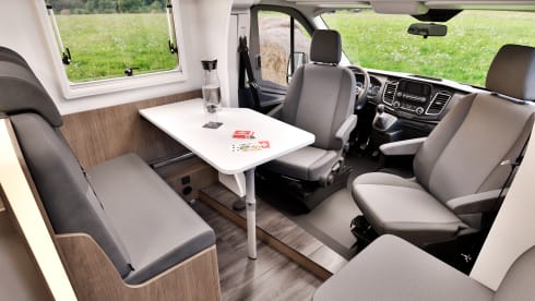 Lucy – 2p Carado from 2024, Queen bed, Semi-integrated