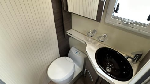 4p 2018 McLouis 473g Carat semi-integrated with pull-down bed