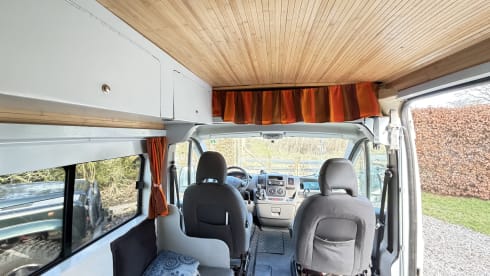 2p Peugeot bus uit 2011 voor een actieve vakantie