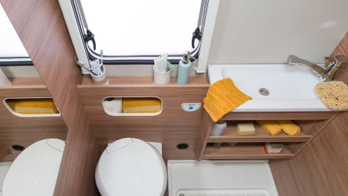 YN24 AWW - 6 berth Weinsberg 600 DKG Romford 