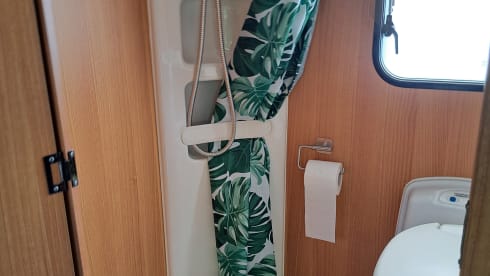 McLouis – Neat 6 person McLouis alcove camper with bunk bed