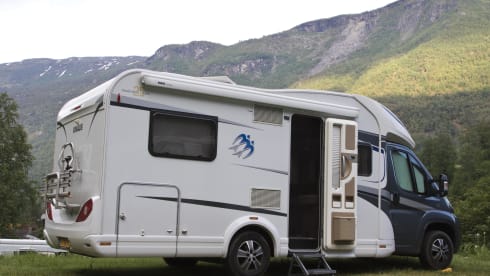 Beautiful 4 person Knaus Skywave