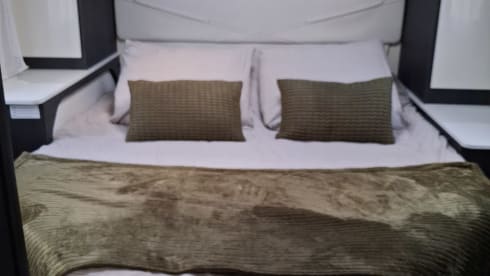 4p Ford Kronos Roller Team 2021  automatic te huur – Comfortabel op reis!