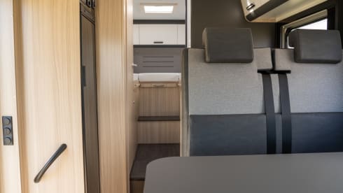 Bijna nieuwe Sunliving camper 2024 – 5p Sun Living semi-integrated uit 2024