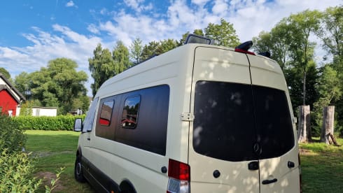 Perfecte Plek | zand – Mercedes Sprinter L2H2 (2018) - automatic | off-grid | 2 outdoor showers