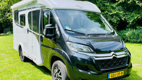 Comfort 5.9 – Carado Semi-Integral 2-4 persons Compact