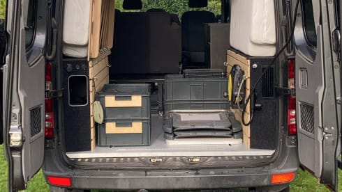 The Beast expeditie camper – 3p Mercedes-Benz bus from 2023