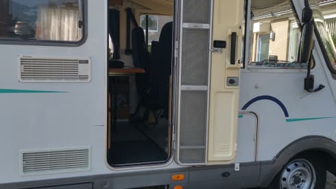 B574 met dubbele bodem  – 4p Top Hymer with good French beds