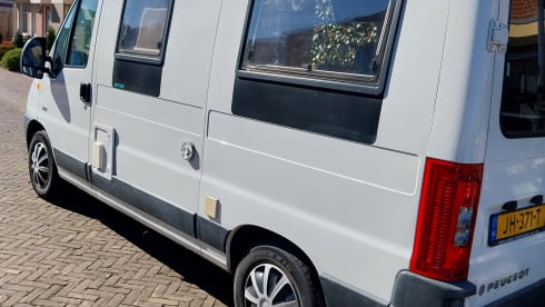 Vip camper loopt lekker met alles er op en aan makkelijk pakeren met een lengte van 5.40  – 2p Peugeot campervan from 2002