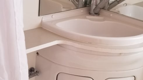 Nicky – Adventure and comfort in 'Nicky' the 6 berth luxury motorhome!