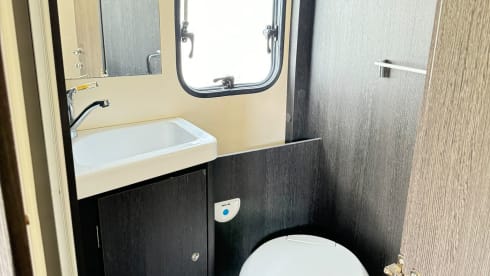 Vera – 6 berth 2021 Roller Team automatic, modern and comfortable!)