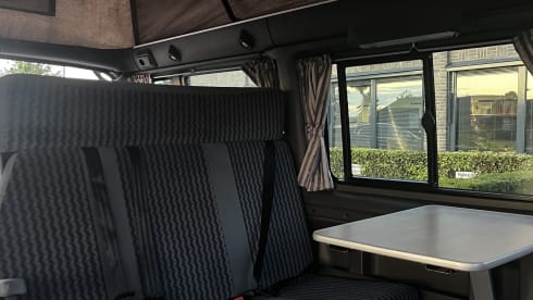 4p Ford campervan uit 2003