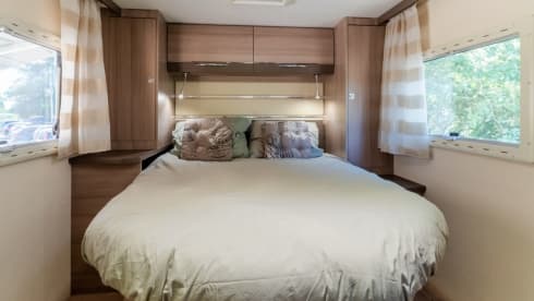 Challenger! – Ruime, moderne en luxe camper met 4 vaste slaapplekken - XL garage