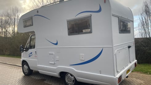 4-Bett, netzunabhängiger, modernisierter Fiat Ducato mit U-Lounge