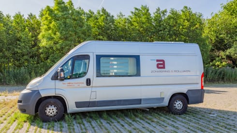 De vrijbuiter – 2p Peugeot camper van L 3/H2 from 2012