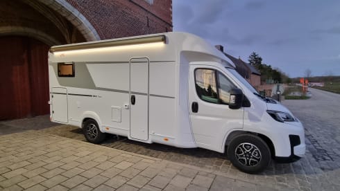 2026 NIEUW! – 🚐 LMC Splinternieuwe ruime half-integraal voor 4 personen