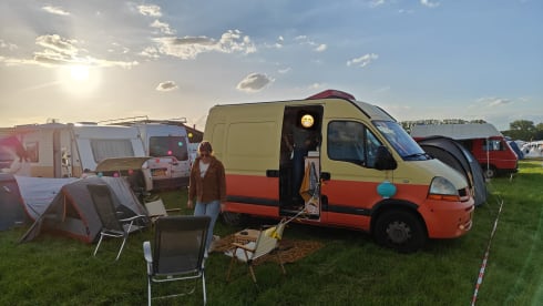 To the 'MOON' and back – Cozy 2p Renault campervan from 2004