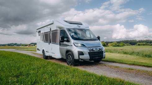 JustCamper  – NEW MY2026 Carado 328 semi-integrated Automatic 2 - 5 pers. 