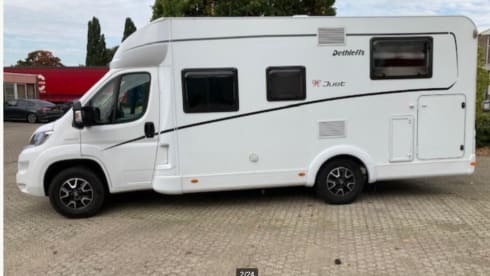 P-599-LP – Luxurious and comfortable Dethleffs 6812 Just 90 with single beds