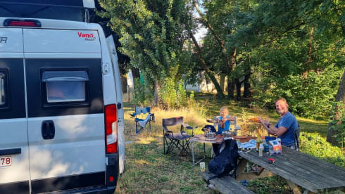 Happy Camper Days – 4 person camper with roof tent