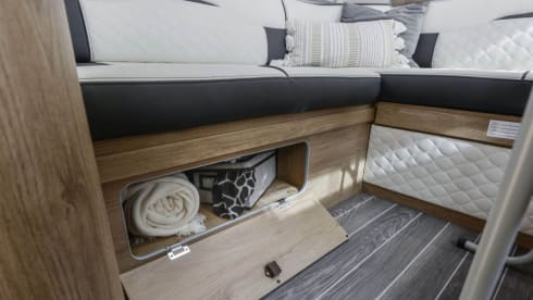 Phoenix – Phoenix 2027 6 berth 747 Auto Habitation Air con 