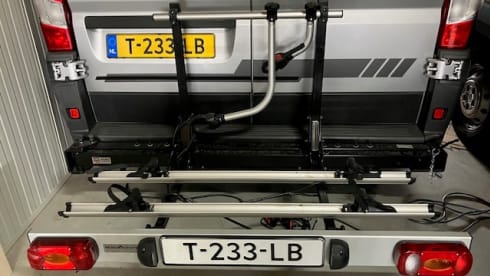 Heunie 2 – Lovely campervan from 2016 with 2 lengthways beds
