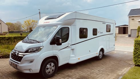 Beautiful family camper with many options!