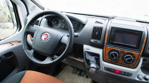 Ixeo IT 720 – 4p Bürstner semi-integrated from 2010