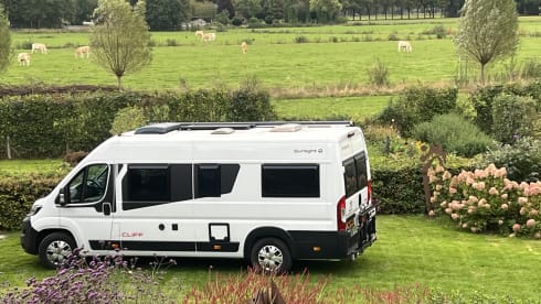 Gloednieuwe compleet uitgeruste off-grid buscamper met lengtebedden