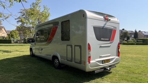 Burstner Nexxo T740 – 3p Bürstner semi-integrated uit 2015