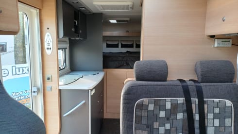  Beautiful compact Knaus camper with garage and large transverse bed!