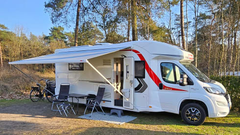 Challenger – Comfortable semi-integrated with large queen bed and lots of light