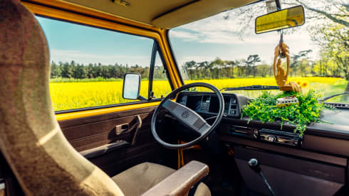 Simba – the yellow retro Volkswagen van with lifting roof