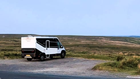 CAMPERO – Luxury 2022 4-Berth Chausson X550 for Your Next Adventure