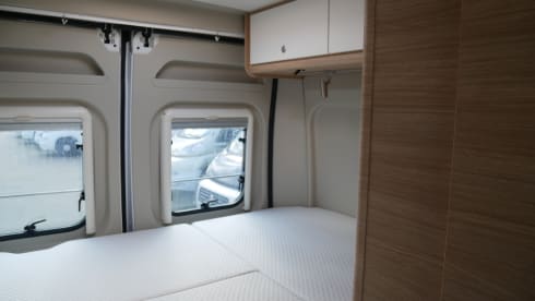 Carado 5.40 meter Buscamper, 2 sleeping - 4 seats.