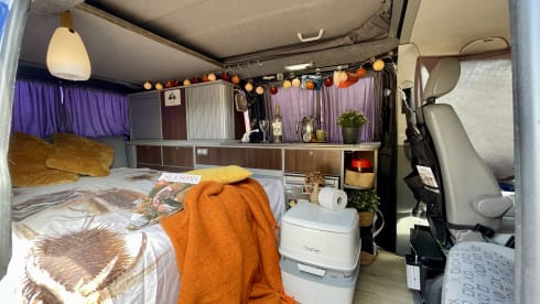 Bommeltje VW T5 met extra ruime leefruimte door verlengde versie. Uniek in de verhuur!  – VW T5 extended version with large lifting roof  
