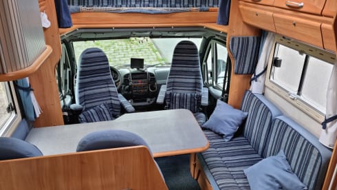 Very luxurious and spacious 4 person Alcove camper with 2 fixed spacious beds