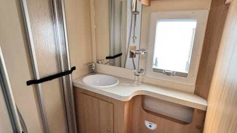 Compact luxury 4 pers. camper 2021 with lots of living space. Euro6 / 140hp 