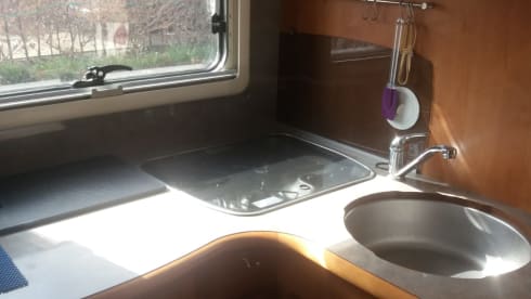 Let op!!! Prijs is inclusief dagverzekering goboony! – Beautiful camper for rent! With a fixed bed and fully furnished!