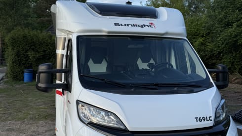 4 person Sunlight semi-integrated from 2019 AS NEW with air conditioning