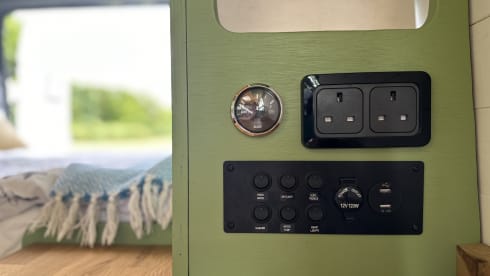 Reggie – Beautiful Family Campervan - Kids Bunks - Adults Double - Off Grid – Heater
