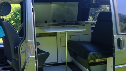 2 berth VW T4 Campervan - *Insurance Included* - 3 miles from INESS AIRPORT