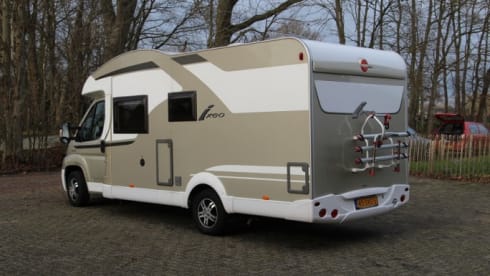 Neat, complete and comfortable family camper