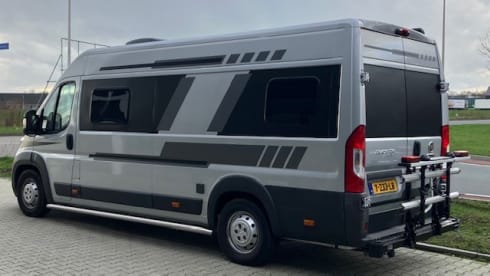 Heunie 2 – Lovely campervan from 2016 with 2 lengthways beds