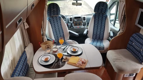 Very luxurious 2-3p Laika semi-integrated camper