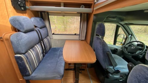 Knausie – Neat, Compact Four-person (family) Camper with two fixed beds